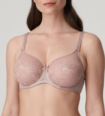 Seductive and airy, this sheer bra features seamless cups and heart-shaped lines. The cups are made from pre-formed French lace with a floral print. Skin tone Patine is flattering for your complexion and invisible under all your summer outfits.
