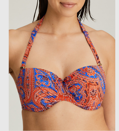 Bikini top with padded cups and an ethnic-chic paisley print. The golden rectangles on the shoulder straps add an extra-glamorous touch. Blue Spice is a spicy combination of bright blue and warm coral.