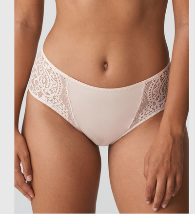 Vintage high briefs in a glossy satin fabric with trendy nineties lace on the side sections and the back. Silky Tan is a pale pastel that flatters your summer complexion.