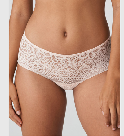 Very trendy hotpants in all-over lace with vintage nineties look. 