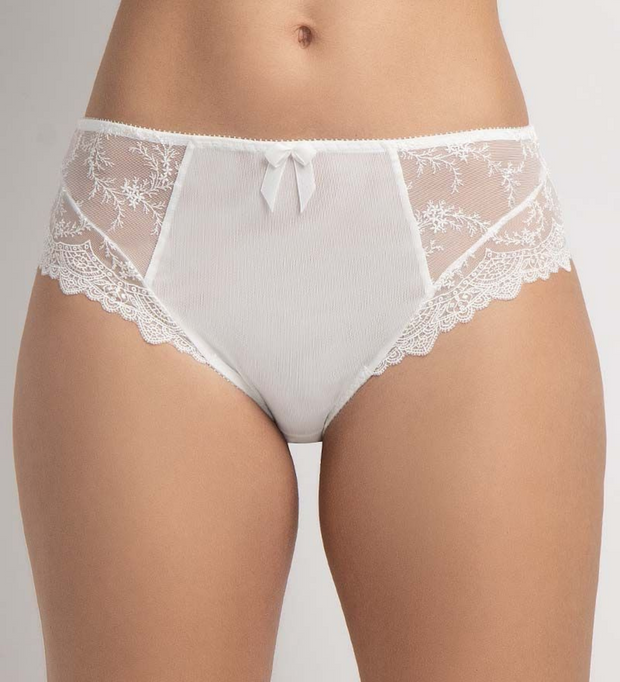 The Empreinte Louise collection brings elegance, glamour, and style. This classic brief has a beautifully embroidered front panel. The Empreinte Louise Brief provides full coverage for the bottom whilst, cut low at the leg for comfort. The Chantilly lace with a satin trim allows for comfort and style!  Fabric: 48% Polyamide, 22% Elastane, 19% Polyester, 11% Cotton