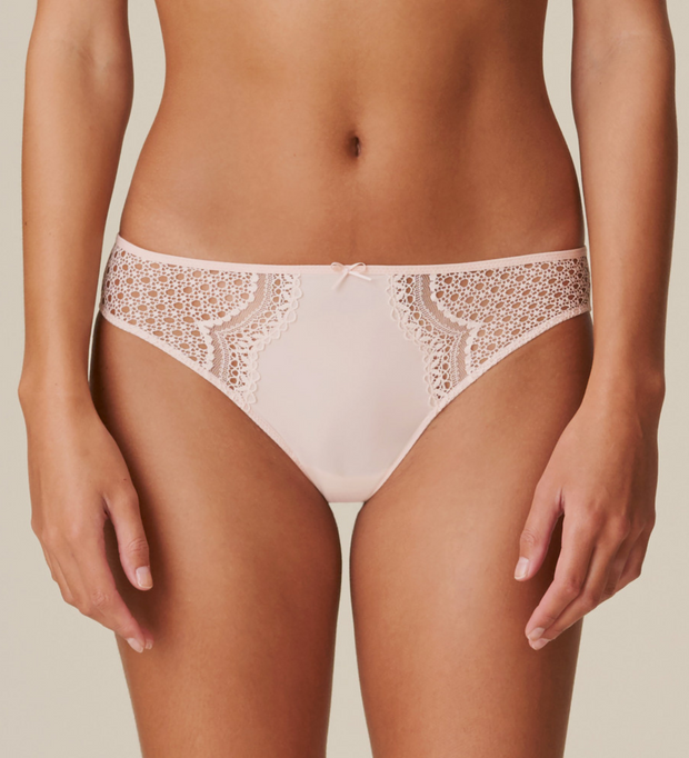 Elegant opaque Rio briefs with abundant lace on the side to create a luxurious look. The glossy ribbon in the waist and the bow complete the stylish air. Glossy Pink is a summery combination of soft pink and patine with a lurex gloss.