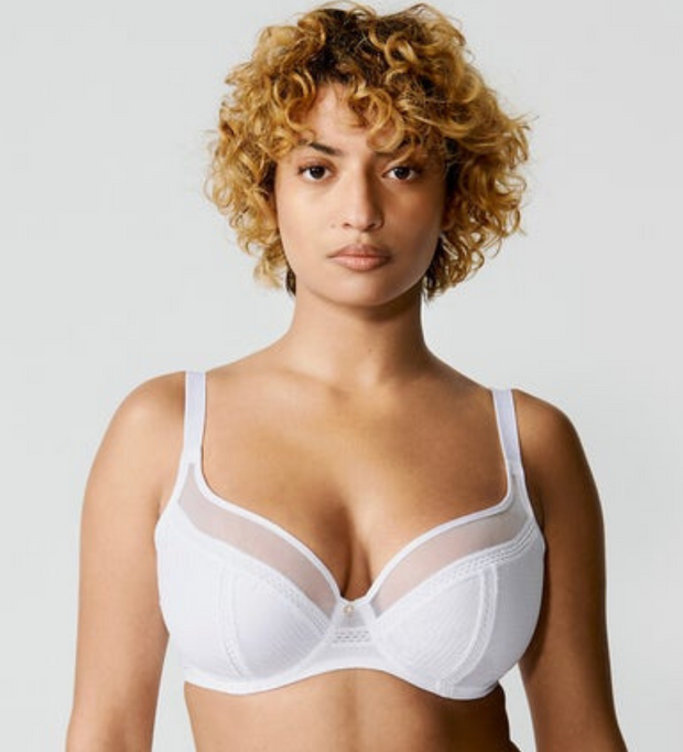 Chic Essential underwired full cup bra lingerie range by Chantelle brand. We like : the game of transparency. Chic Essential underwired bra is well covering the bust, while naturally centering it. Chic Essential bra is made of thin herringbone soft knit associated with a fancy openworked strip adding femininity.