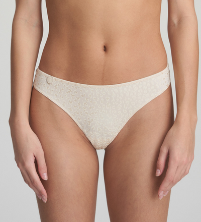 Thong in feather-light, playful tulle with a seamless finish. Refined and elegant.  Polyamide:78%, Elastane:13%, Cotton:9%