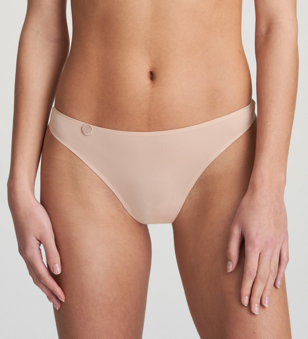 Thong in feather-light, playful tulle with a seamless finish. Refined and elegant. Polyamide:78%, Elastane:13%, Cotton:9%