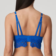 Longline bralette with lots and lots of lace on the front, sides, and back. The triangle cups fully cover your breasts, while the embroidery was inserted further down for a seductive effect. Bold lace in bright Electric Blue: feminine and ultra-trendy!